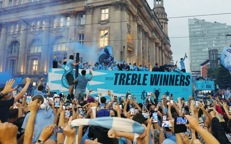 berita bola parade treble - Ekings